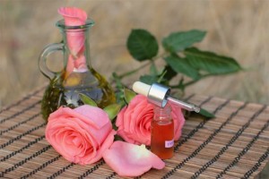 эфирное масло розы, аромамасло, розовое масло
